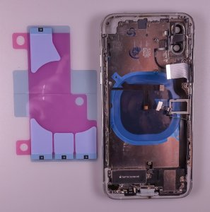 Kryt batérie + stredový iPhone XS originálnej farby strieborná/biela - OBSAHUJE