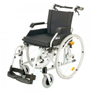 108-23, Invalidní vozík s brzdami, šířka sedu 43 cm
